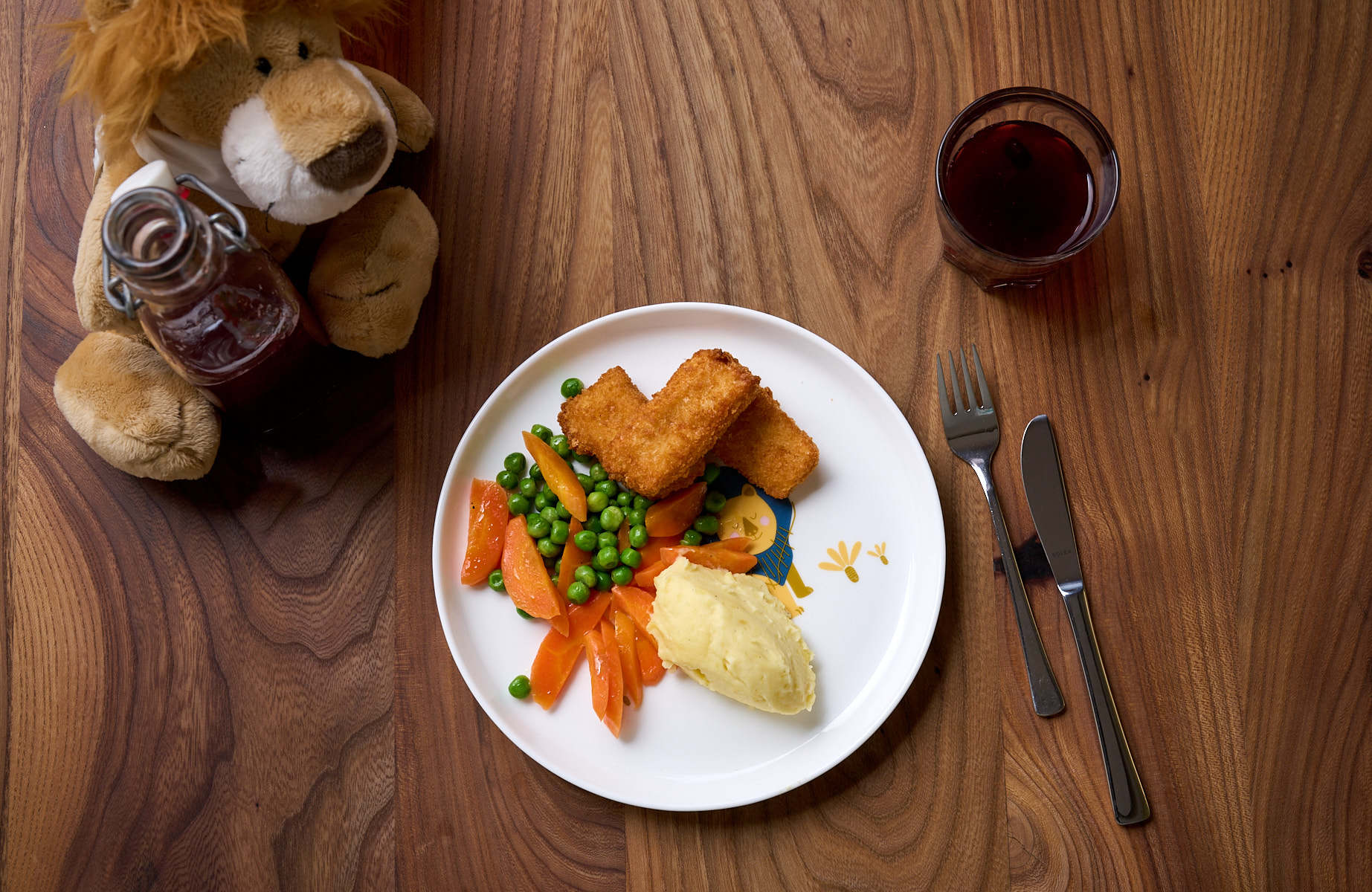 Paniertes Kabeljaufilet mit Kartoffelpüree sowie Erbsen und Karotten im Lemabri – alles frisch und mit viel Liebe im Haus zubereitet. © Annette Sandner/MICHELIN Guide