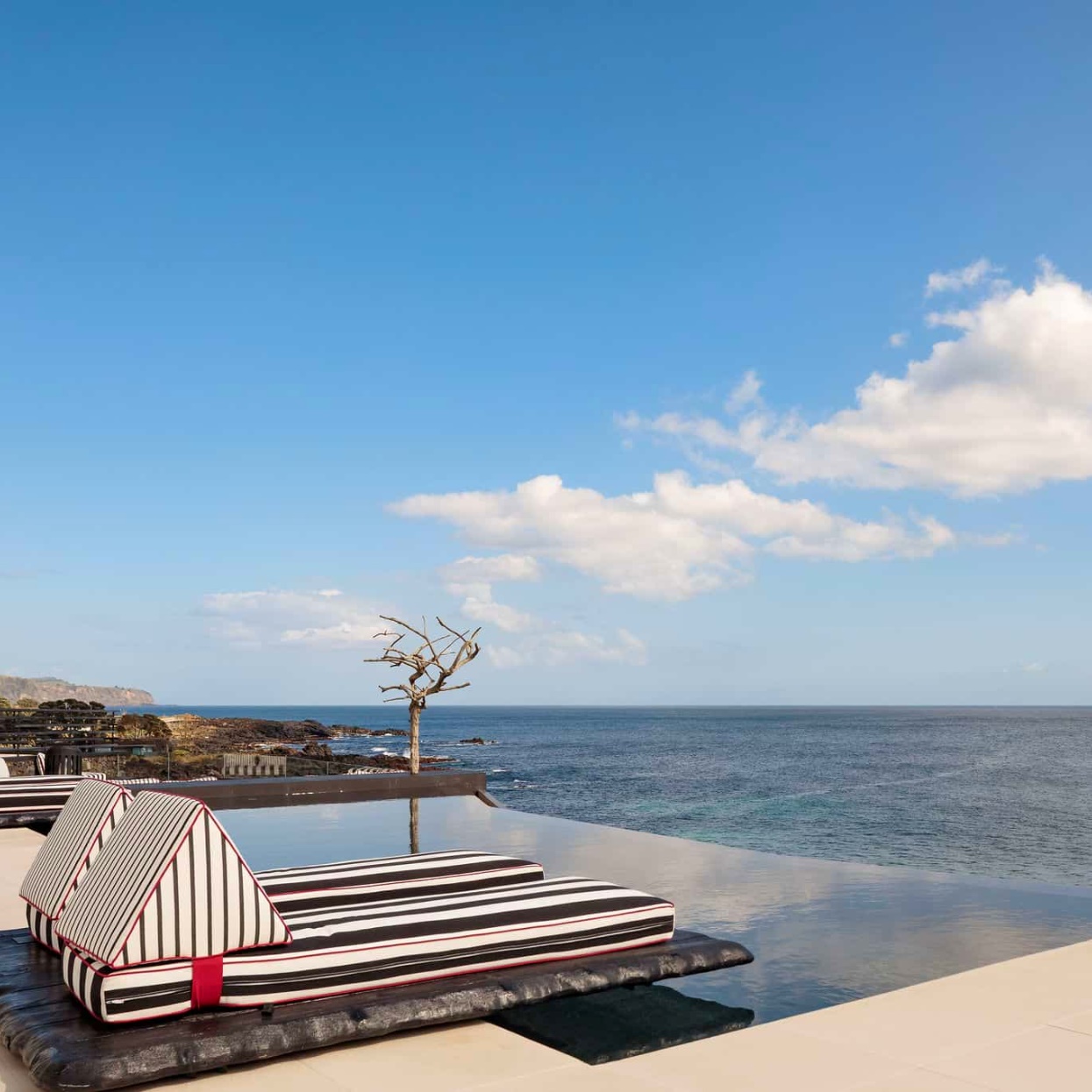 Erguido sobre o mar, em São Miguel, o White Exclusive Suites & Villas é um lugar excecional, marcado por um elegante design de interiores. © White Exclusive Suites & Villas
