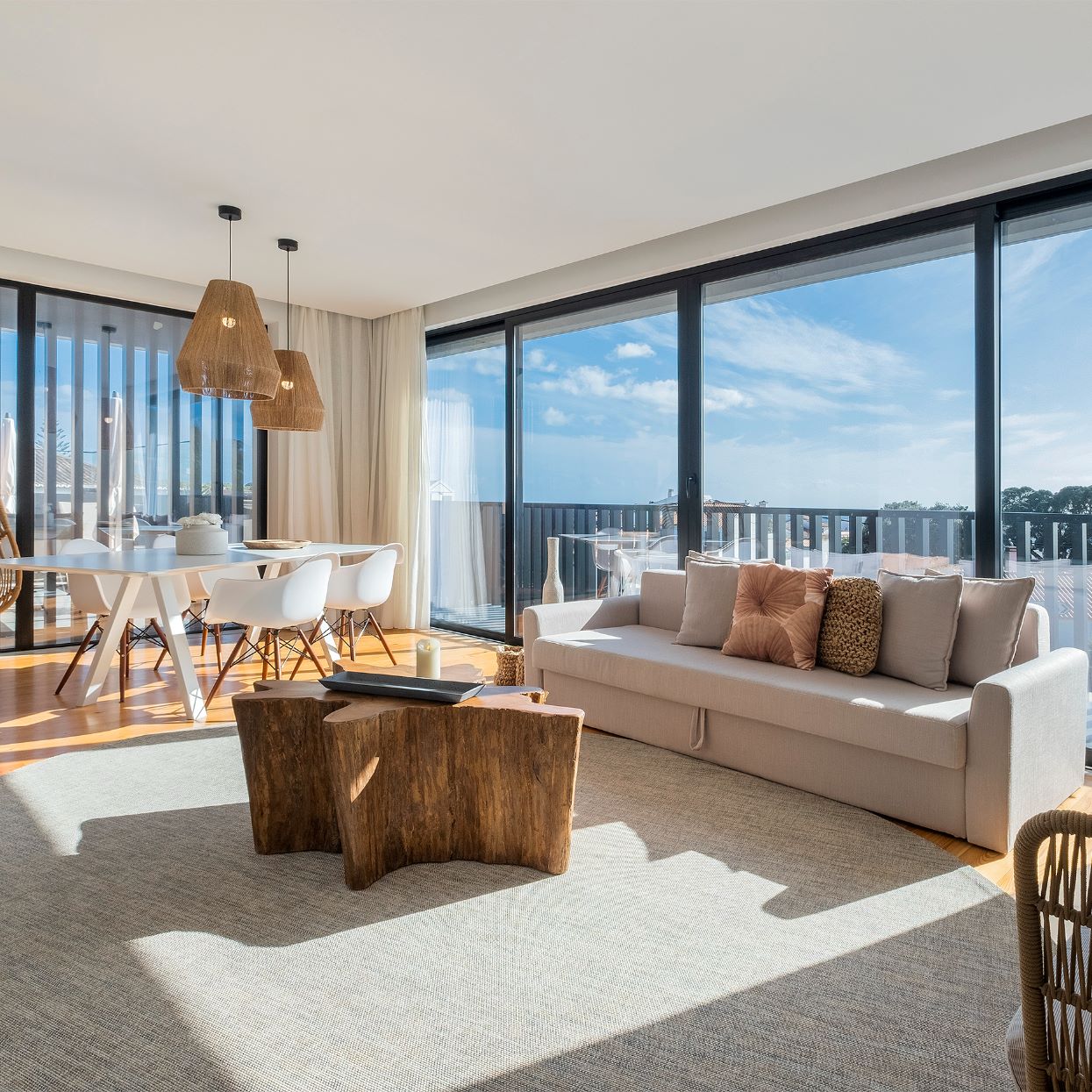 Os sete apartamentos espaçosos do Aqua - Pópulo Eco Village compõem um complexo de traços modernos, situado a uma curta distância da praia. © Aqua - Pópulo Eco Village