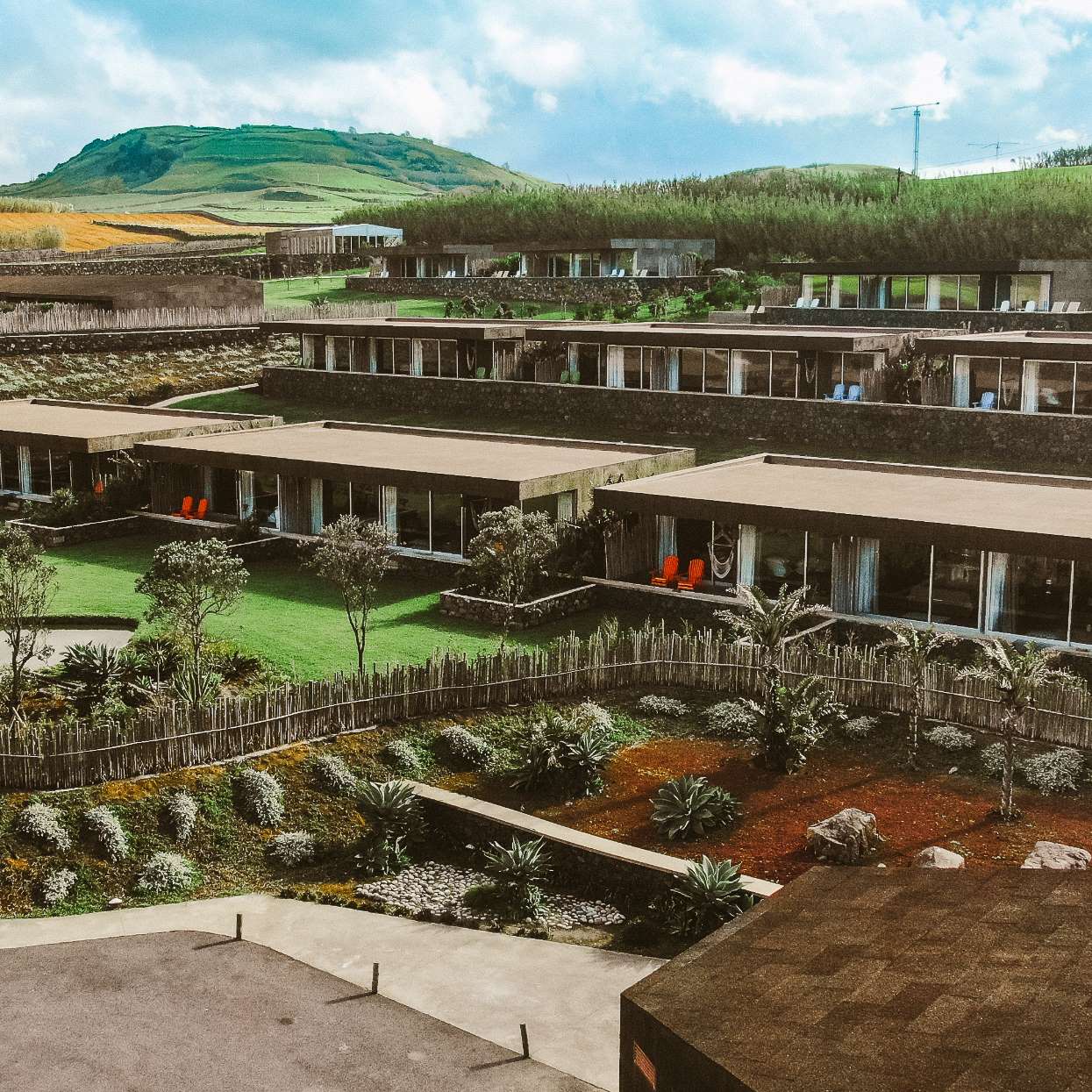 O Santa Barbara Eco-Beach Resort é um hotel construído em simbiose com a paisagem, em frente a uma praia de areia vulcânica. © Santa Barbara Eco-Beach Resort