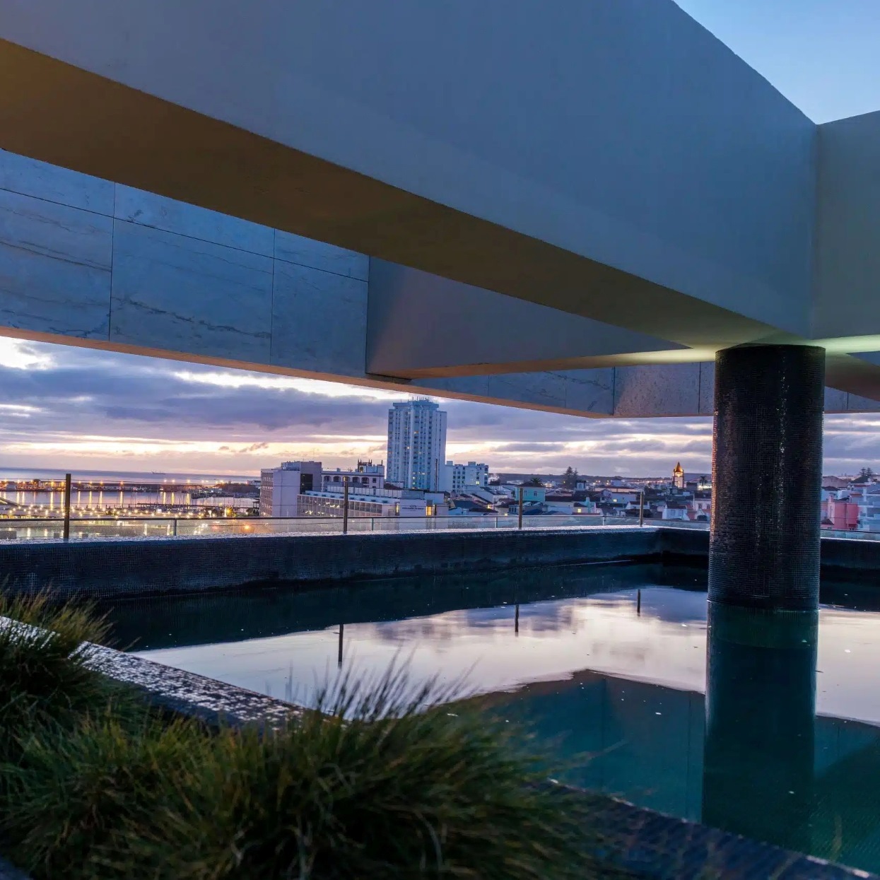 Todos os quartos do Octant Ponta Delgada têm vista para o mar e para a marina. © Octant Ponta Delgada