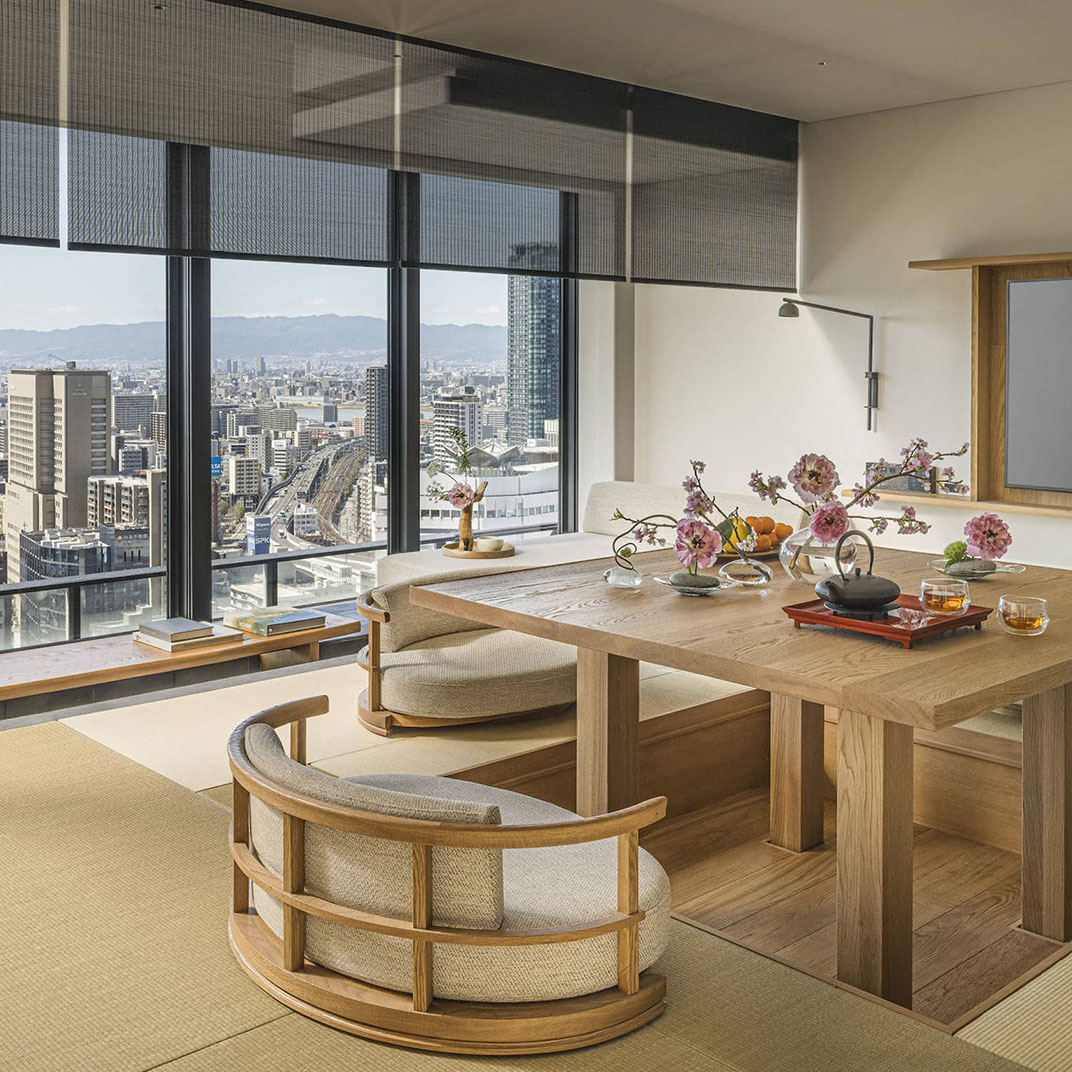 Relax over tea in Japanese-outfitted rooms ©Four Seasons Hotel Osaka