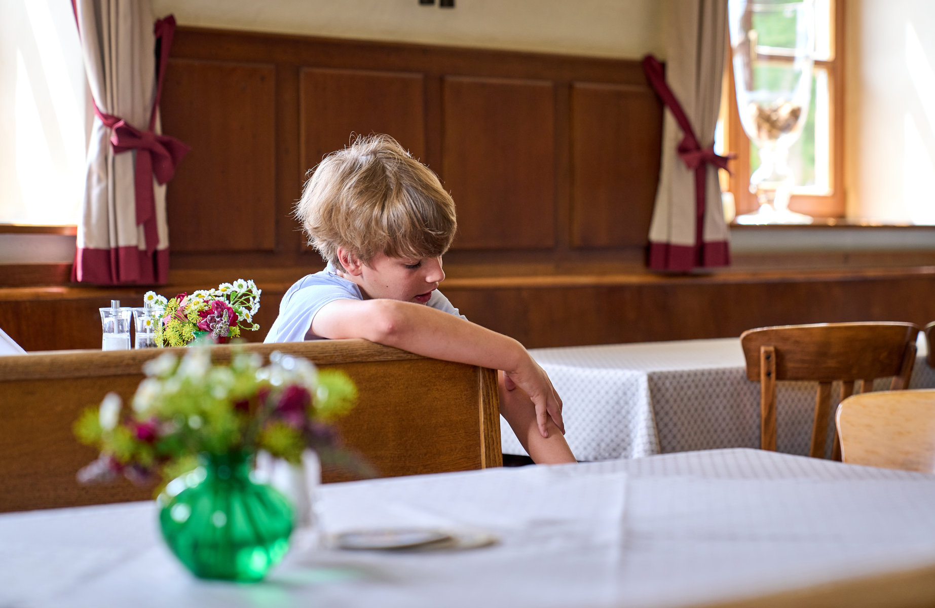 Wenn sich das Kind im Restaurant langweilt, hilft ein Plan für danach – oder im Notfall auch mal ein Tablet. @ Annette Sandnder/Zum Vaas