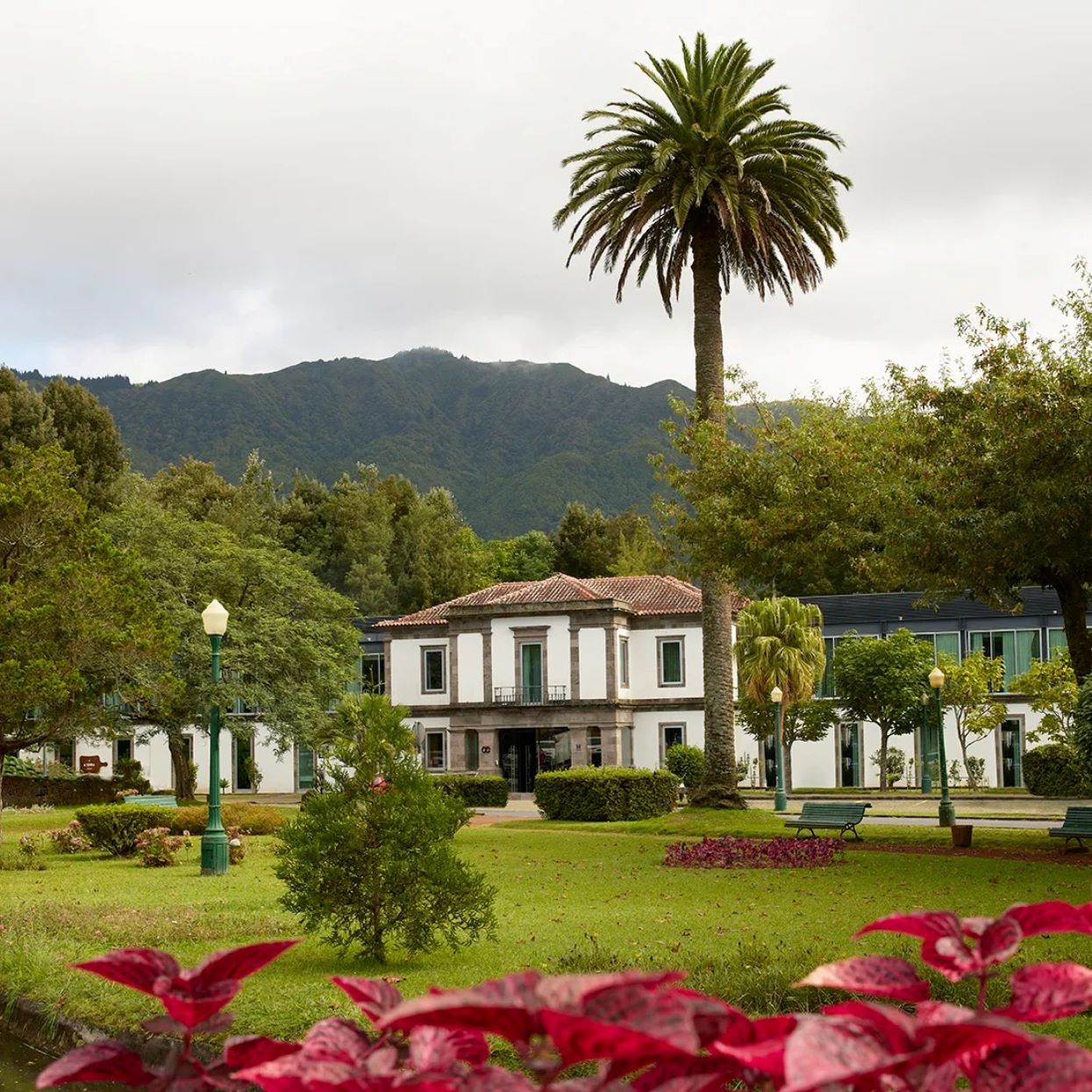 A fachada do edifício principal do Octant Furnas apresenta linhas tradicionais micaelenses, enquanto os seus interiores assumem uma linguagem mais contemporânea. © Octant Hotels Furnas