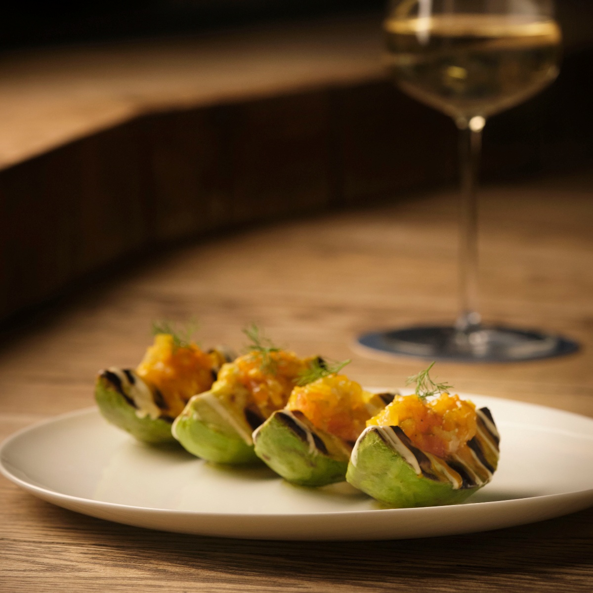 Aguacate a la brasa con pipirrana de mango, queso, hinojo y manzana, una tapa de Bambú que juega con las texturas y el sabor. © José Manuel Pascua/Bambú