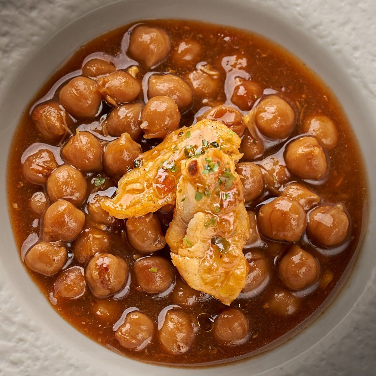 Garbanzos con rape, uno de esos platos que enamoran a los amantes del cuchareo. © José Manuel Pascua/Bambú
