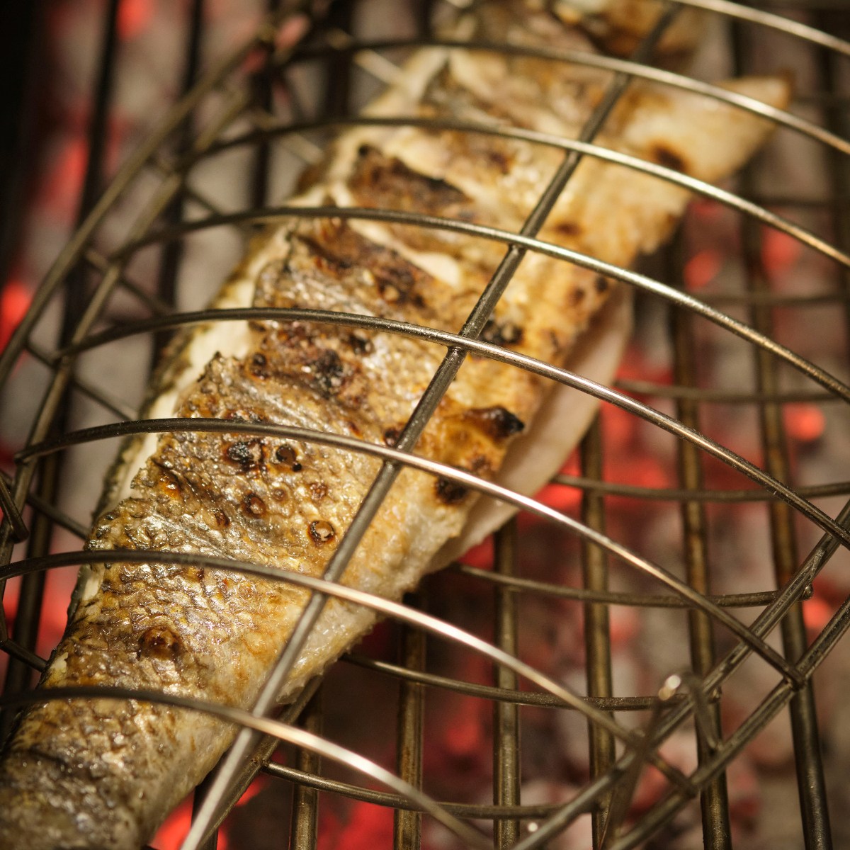 Los pescados a la brasa de Bambú, como esta fantástica lubina, varían constantemente según el mercado. © José Manuel Pascua/Bambú