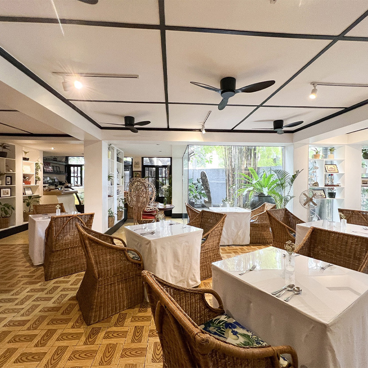L’intérieur élégant et lumineux du restaurant Cabel, Bib Gourmand à Manille. ©Darrel Pobre/Cabel