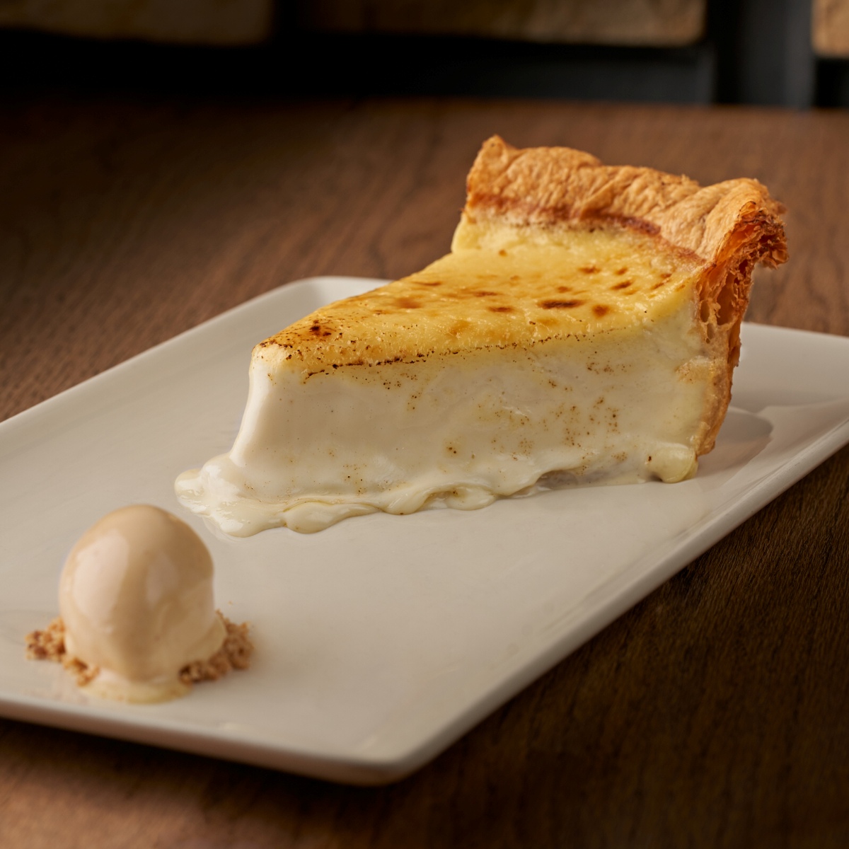 No te pierdas su ligera y cremosísima Tarta de queso, una exquisitez que juega con el sabor y las texturas al incorporar masa de hojaldre. © José Manuel Pascua/Bambú