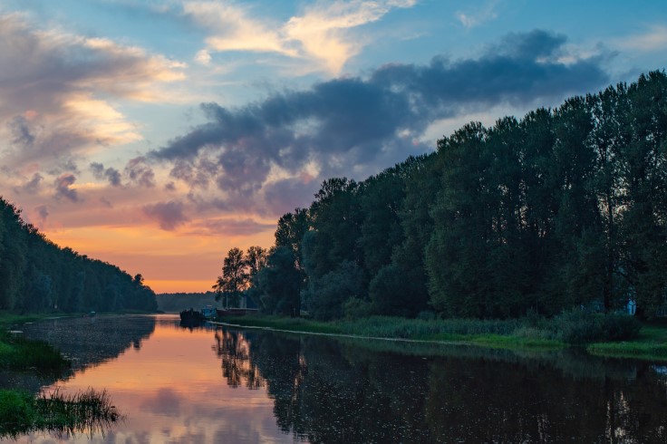 Sunset over the Emajõgi River. © Mantas Zilicius/iStock
