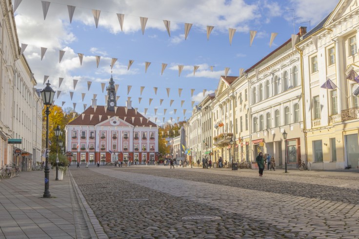 Tartu's colourful Town Hall and the charming cobbled Town Hall Square. © Julius Jansson/iStock
