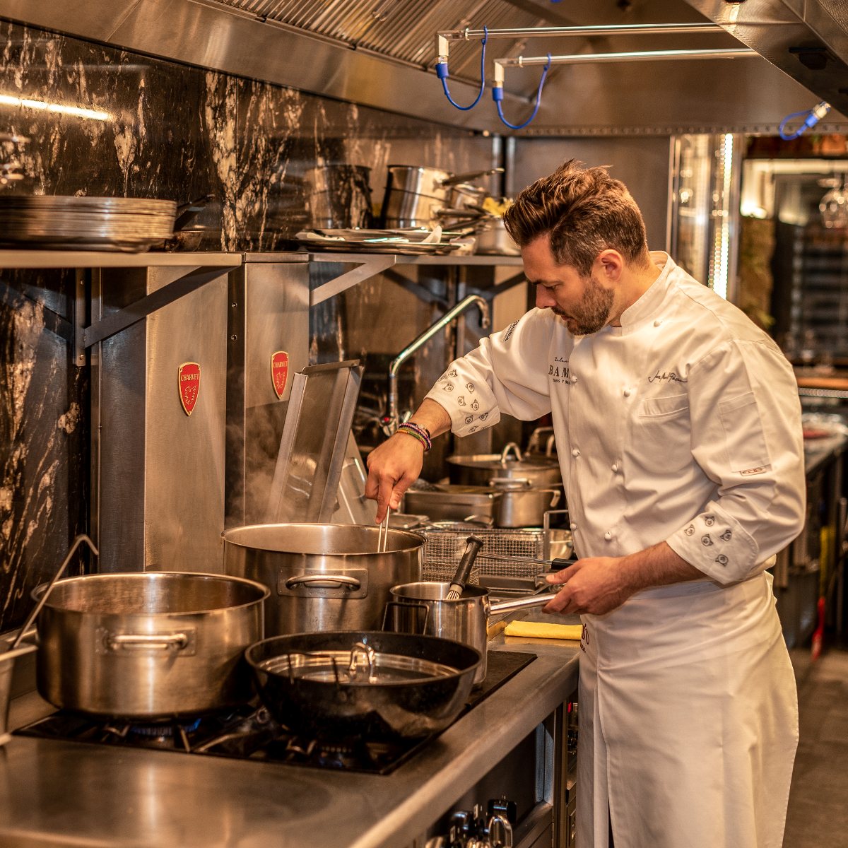 El chef José Manuel Pascua en la cocina. © Bambú
