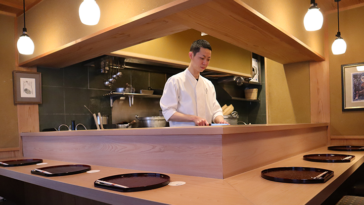 The lively counter at Yotsuya Minemura, where dishes are prepared in full view of the guest（© Suma Wakui / MICHELIN Guide） 