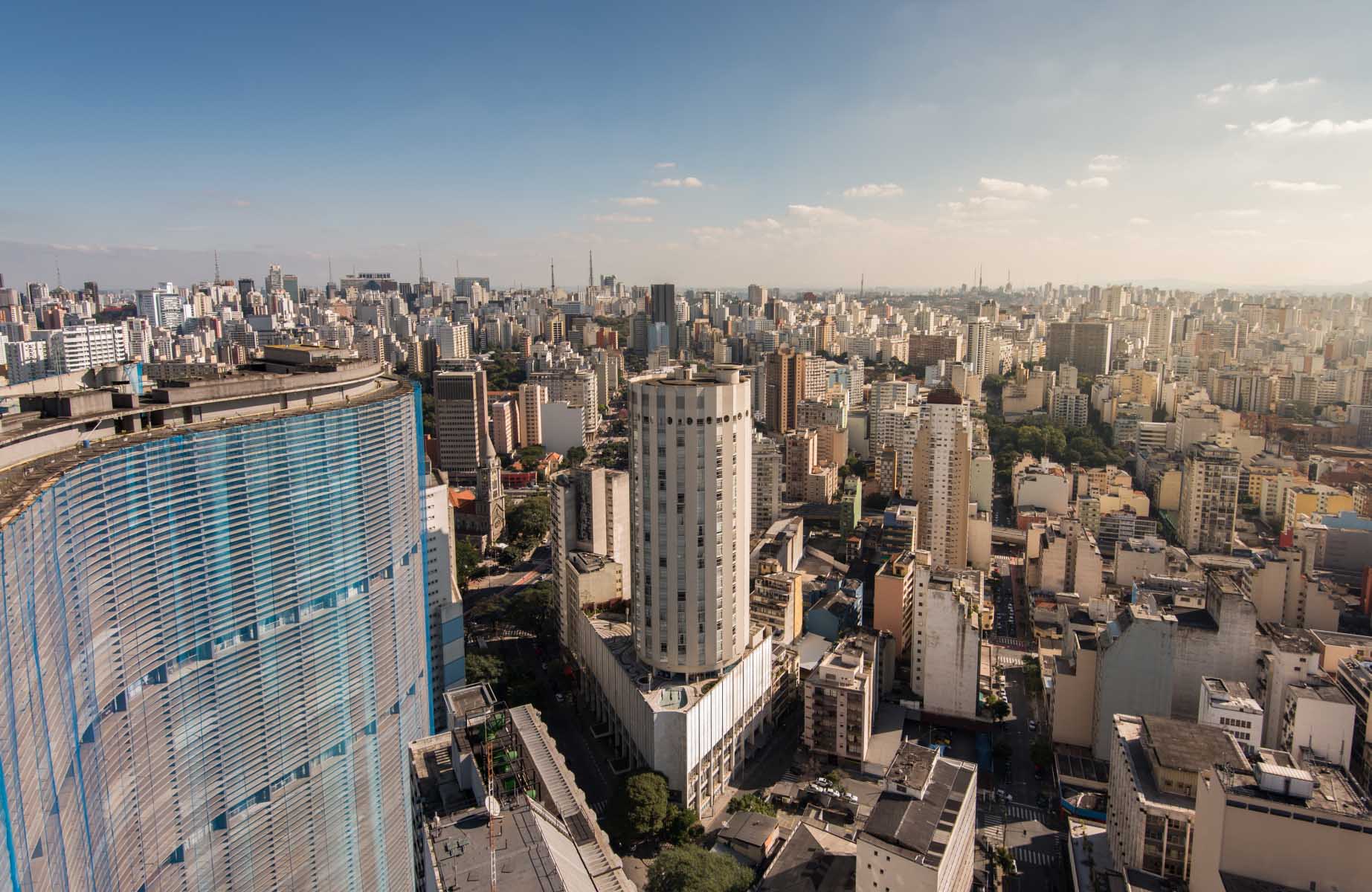 Le centre de São Paulo, avec l’immeuble Copan au premier plan. © dabldy/iStock