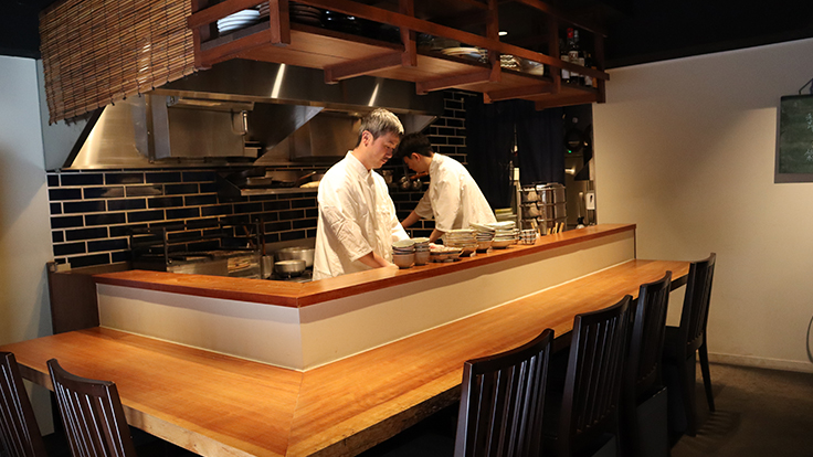 Counter seating at Akebonobashi Kazu (© Suma Wakui / MICHELIN Guide) 