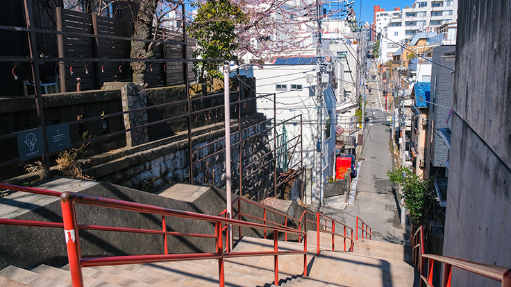 The Otoko-zaka at Suga Shrine, famous from a scene in a popular animated film（© Kenta Ueda / Adobe stock） 