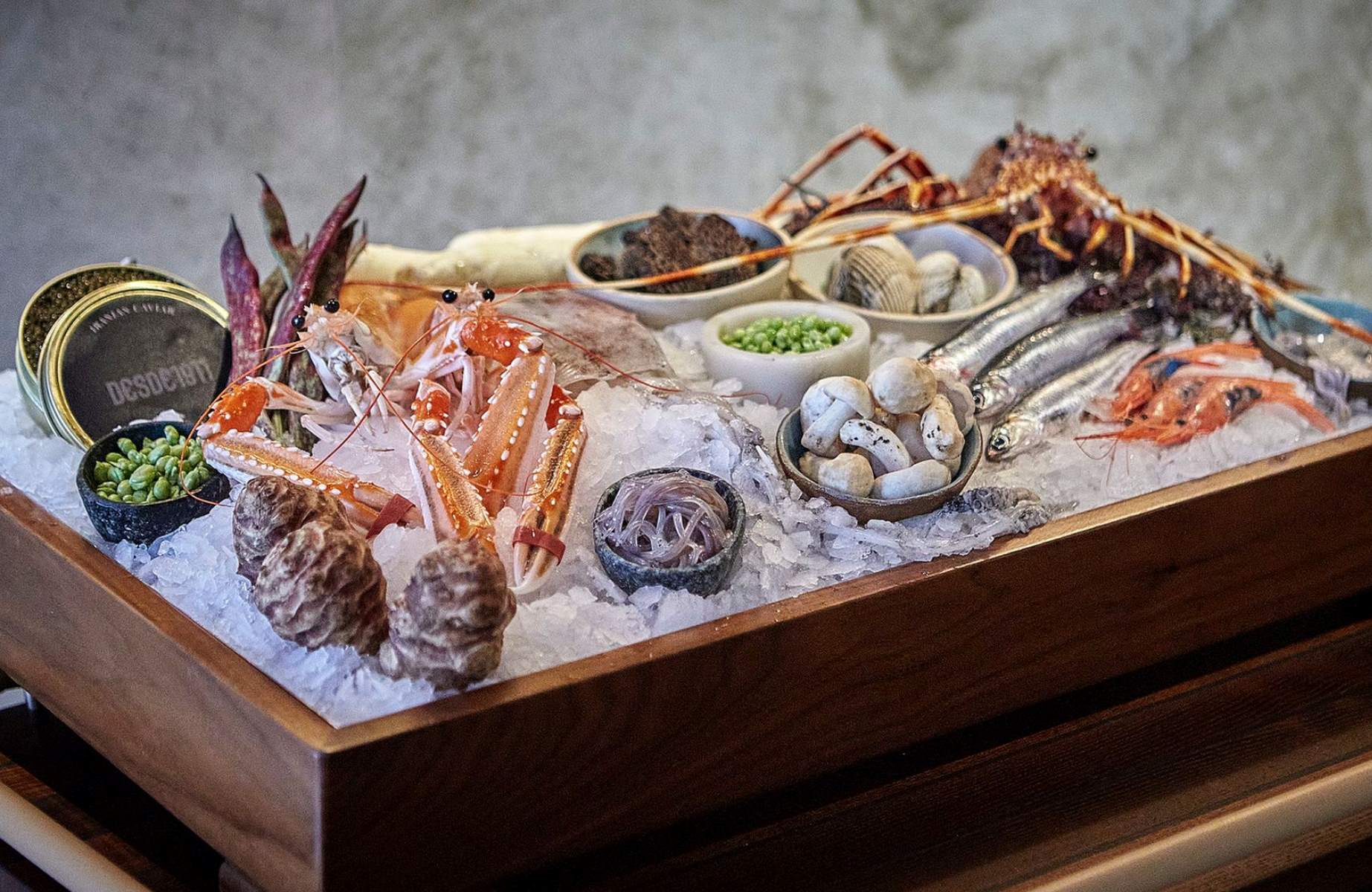 La mesa de Desde 1911 es un homenaje al mar y al legado familiar de la mítica Pescaderías Coruñesas, un restaurante al que el chef acude cuando quiere disfrutar del mejor producto marino.© Javier Peñas/Desde 1911