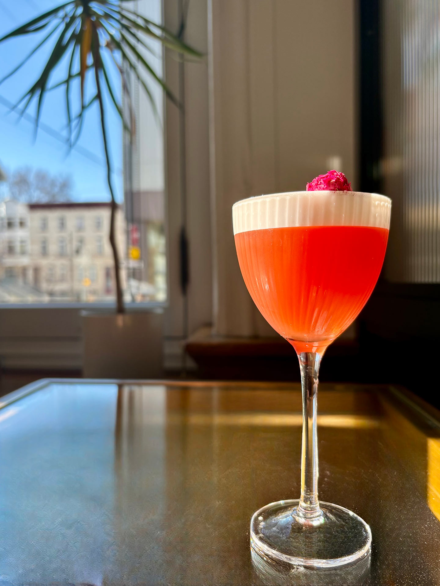 Ce mocktail à la rose est préparé à partir d'amaro sans alcool et de pamplemousse, sur une base de gin sans alcool et d'un moussant végétalien qui lui confère une texture crémeuse. © Le Clocher Penché