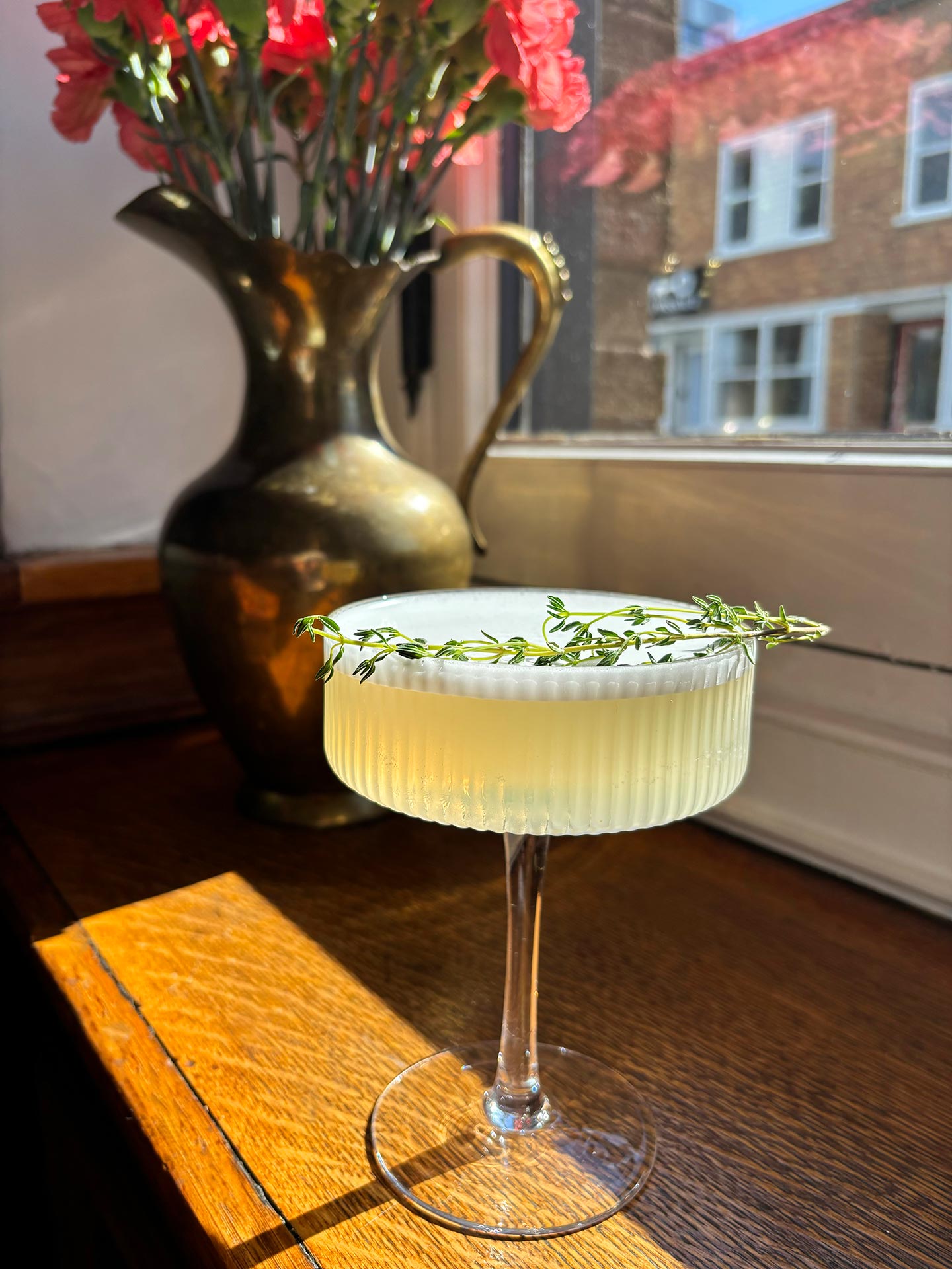 Cocktail Elder 75 – une création originale inspirée du French 75. © Le Clocher Penché