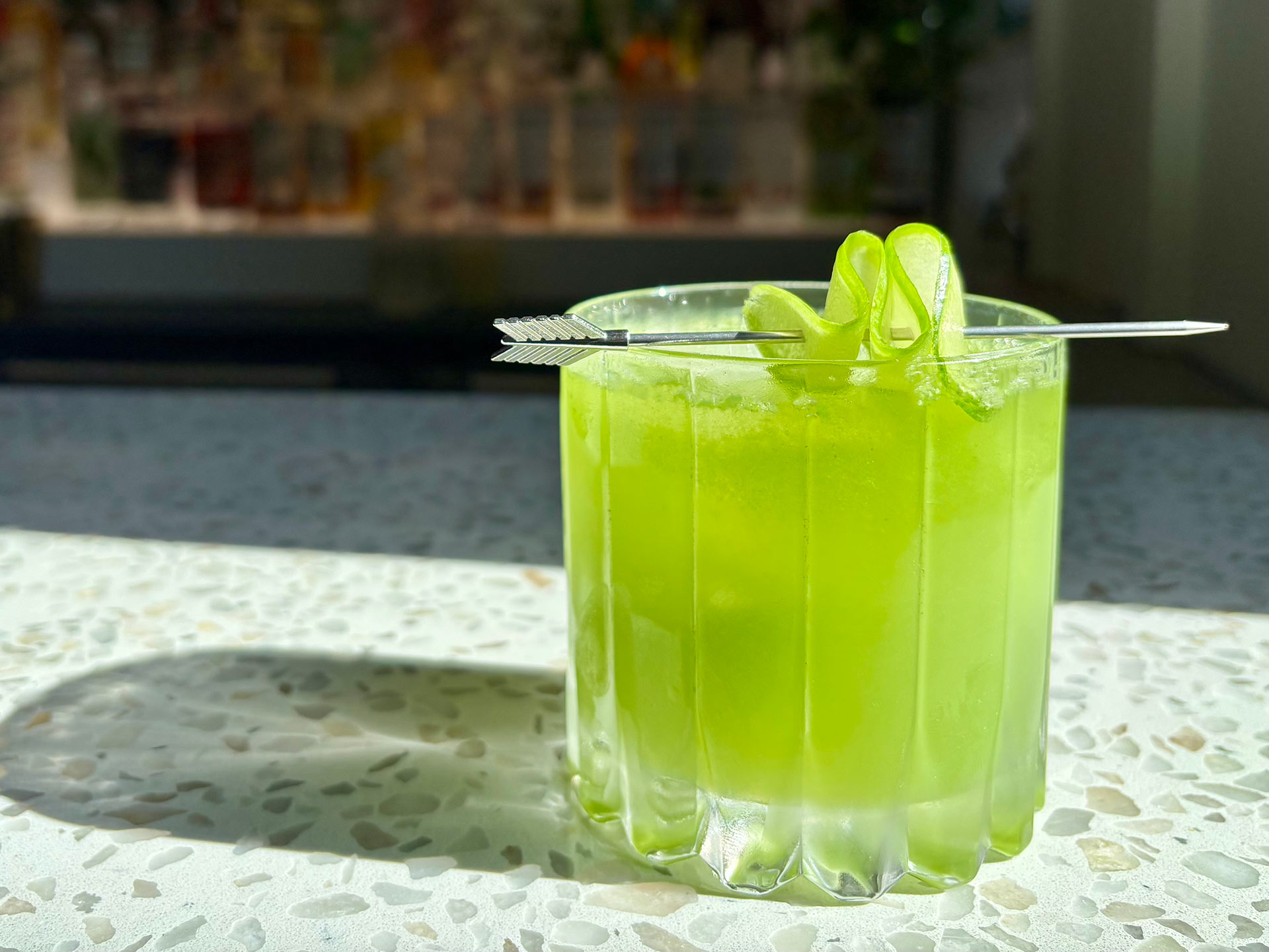 Le cocktail Kato : un cocktail merveilleusement rafraîchissant à base de concombre et d'absinthe, préparé avec de la vodka et de la Chartreuse verte. © Le Clocher Penché