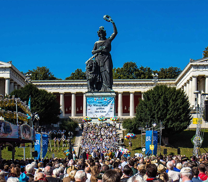 Das Standkonzert der Wiesnkapellen an der Bavaria-Statue. Sie ist das Wahrzeichen, direkt an der Theresienwiese und ein beliebter Treffpunkt auf dem Festgelände. © München Tourismus Werner Böhm
