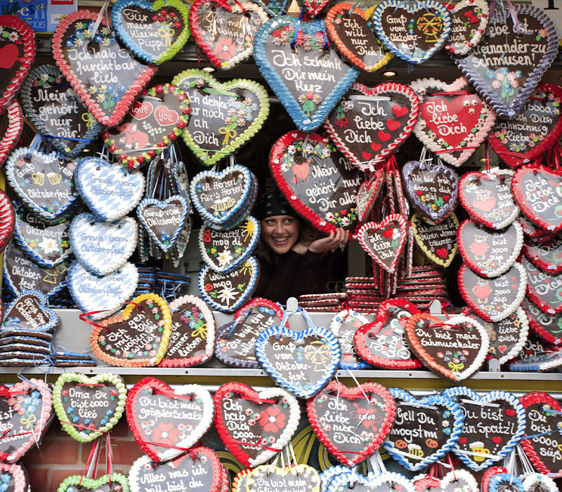 Lebkuchenherzen gibt es auf der Wiesn an jeder Ecke – sie sind mit ihren liebevollen oder frechen Sprüchen ein beliebtes Souvenir und Geschenk © Stand mit Wiesnherzen, © München Tourismus, B. Roemmelt