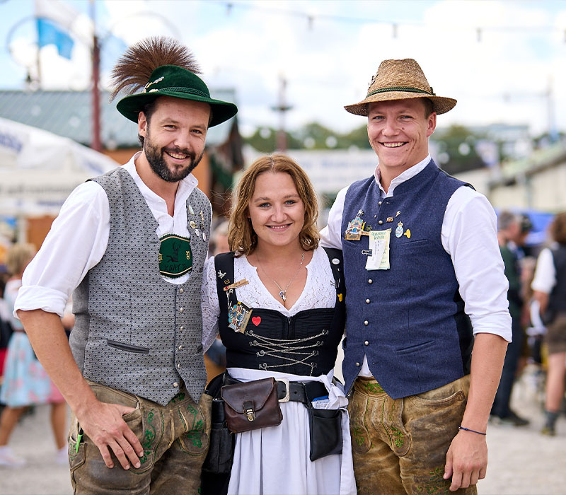 Tracht in Zivil – links beim Wirt des Gasthaus "Alter Wirt" in Grünwald bei München – und die Kellner-Kluft des Augustiner Festzelts im traditionellen Biergarten bei seinen Geschwistern vom "Wirtshaus Xaver's" in der Innenstadt © Annette Sandner