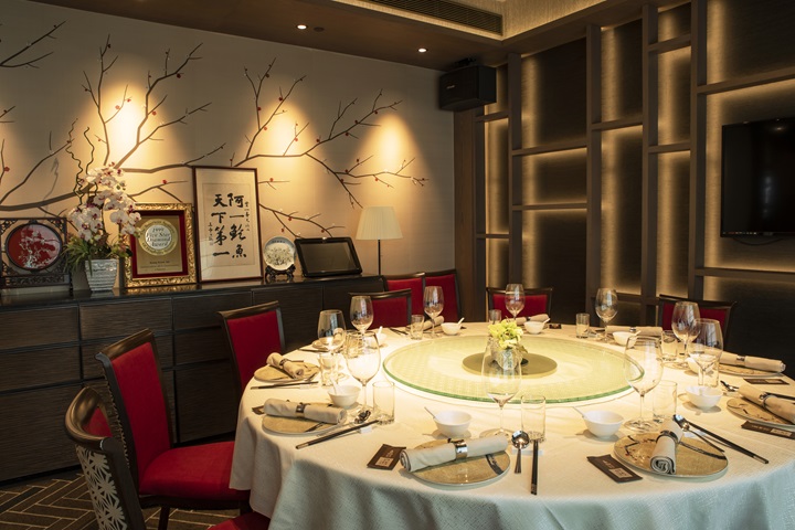 Led by Chef Adam Wong, the Three-MICHELIN-Starred Forum Restaurant is known for its exceptional Cantonese cuisine, making it a perfect setting for family gatherings and celebratory meals.© Mr. Billy Wai/Forum