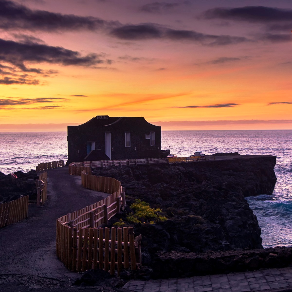 El enclave de este pequeño hotel, en medio del mar y en la isla canaria de El Hierro, es verdaderamente singular. © Hotel Puntagrande