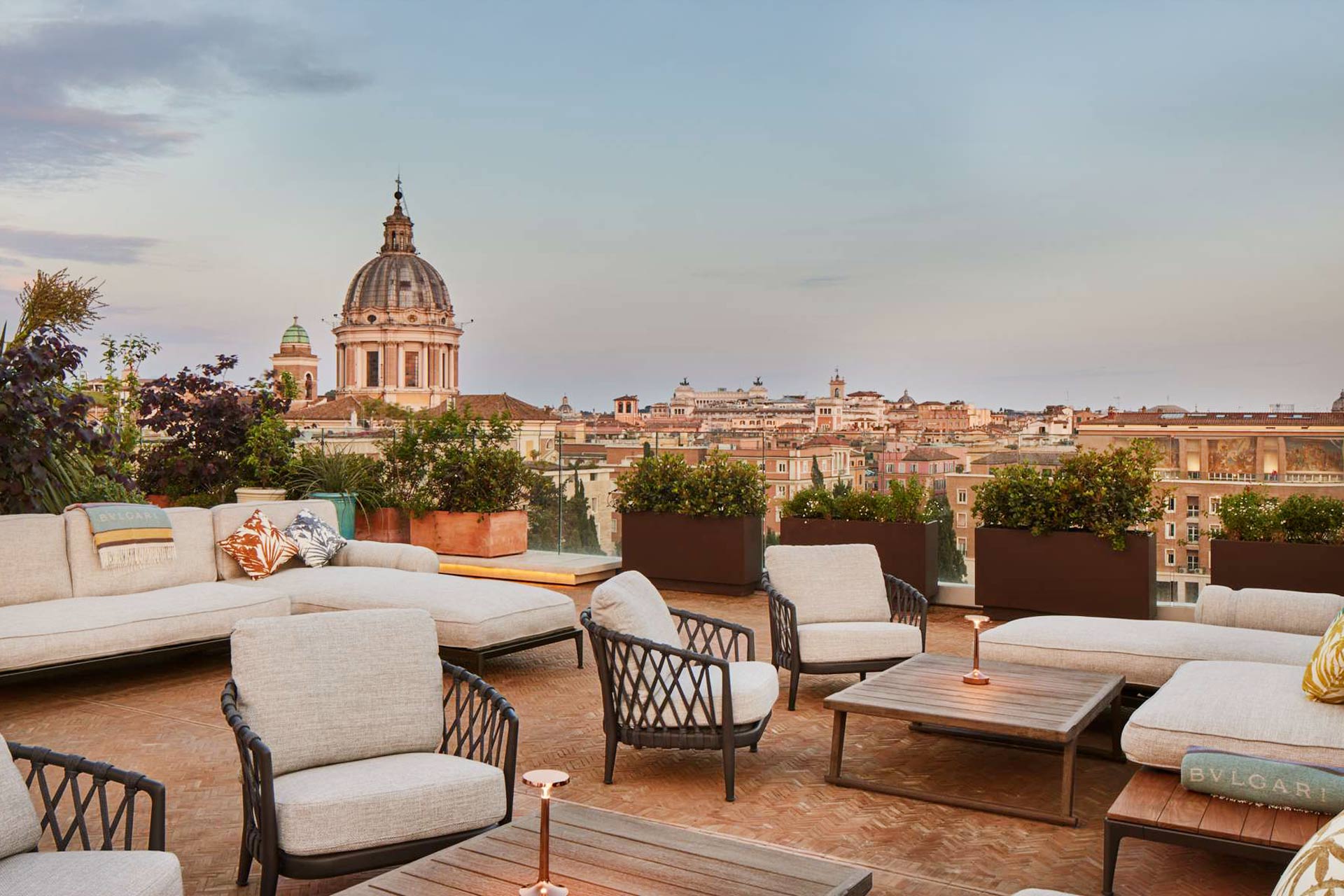 The scenic rooftop at Bar Bvlgari. © Bvlgari Hotel Roma