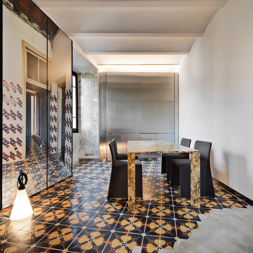 25 apartment-style rooms feature a minimalist style, here complemented with intricate tiling. © rhinoceros