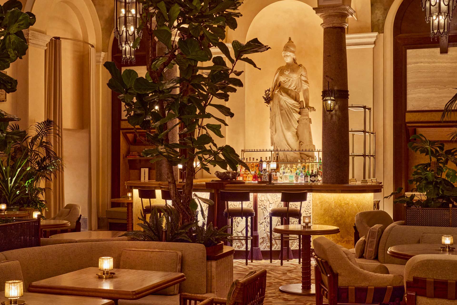 La Minerva Bar helps remake a storied grand hotel for a new era. © La Minerva