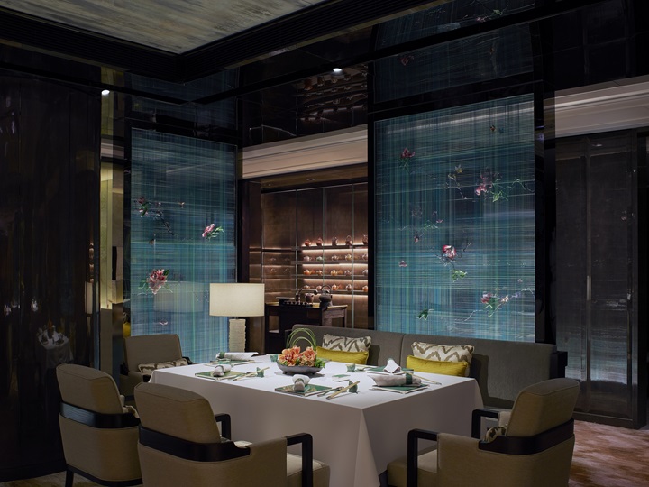 Lai Ching Heen is defined by an elegant interior subtly accented with jade details. © Lai Ching Heen 