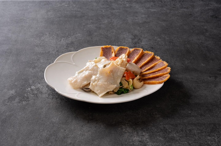 Sautéed sliced conch and chicken with honey-glazed Yunnan ham at Hau Tak. © Hau Tak