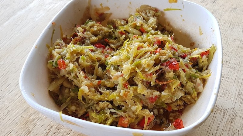 Palapa tempers heat with fragrance — a fiery Maranao condiment of sakurab, ginger, toasted coconut and chili pounded into a coarse paste that brings spice without flattening flavor. © Wikipedia / Obsidian Soul 