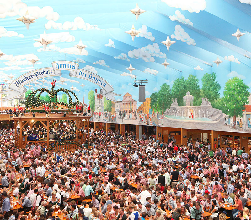 Ein Blick in eines der großen Festzelte: das Hacker-Pschorr, "Himmel der Bayern" © München Tourismus, Tommy Loesch