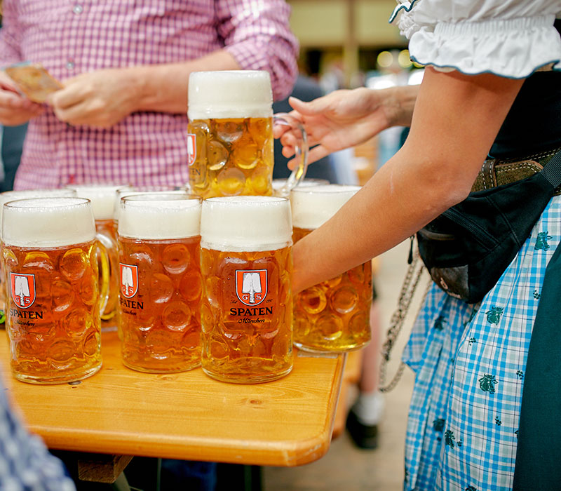 Die Bedienungen und Kellner auf der Wiesn sind nicht bei den Zelten angestellt, sondern quasi Kleinunternehmer. Trinkgeld gehört zur Etikette! © Annette Sandner