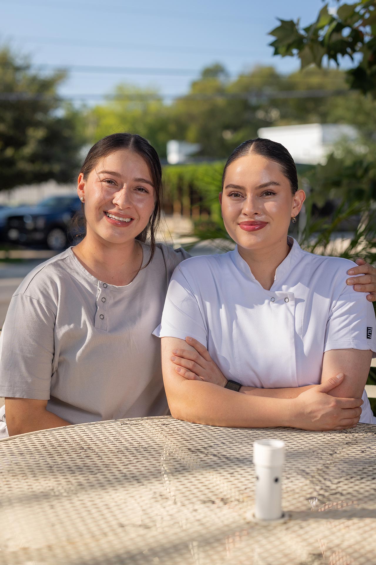 Sisters Daniela and Rosa de Lima Hernandez. © Taylor Hannan/La Santa Barbacha