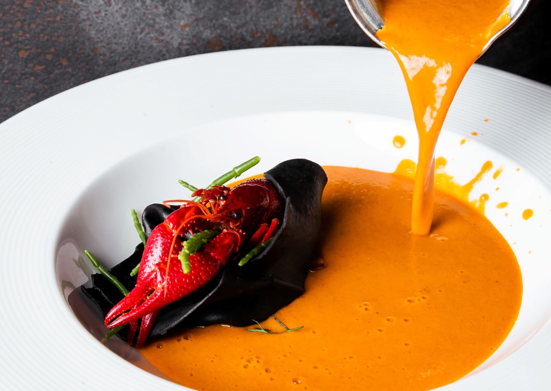 A satisfying and well-executed traditional Gdańsk Crayfish Bisque at MICHELIN selected restaurant Tygle in Danzig © Karol Kacperski/Tygle