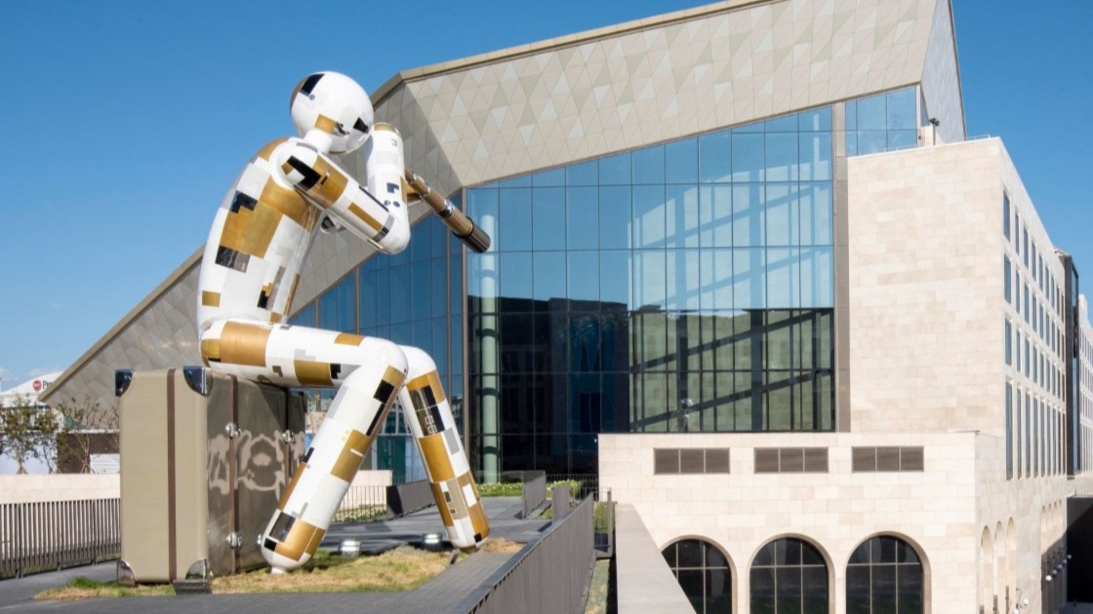 The large-scale sculpture ‘Goethe’ by Korean media artist Lee Yong-baek is among the contemporary artworks installed across Paradise City Incheon. © Paradise City Incheon 
