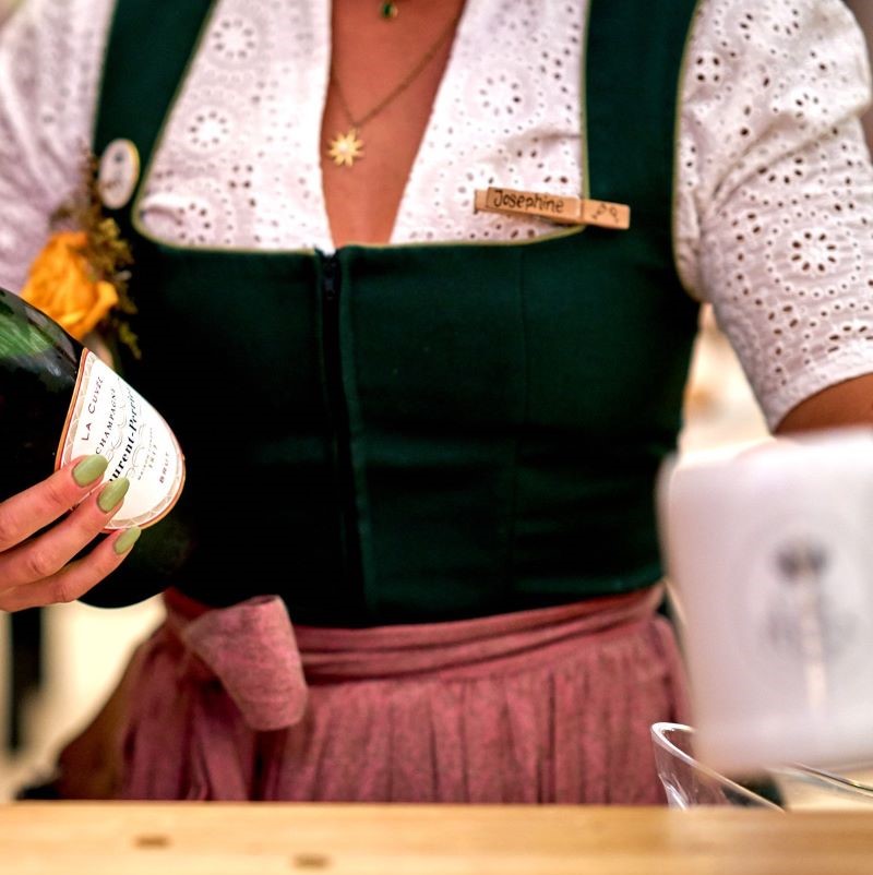 Auch Champagner ist von der Wiesn mittlerweile nicht mehr wegzudenken. In vielen Zelten wird bei einem "Krügerl" davon – oder gleich Magnumflaschen – ordentlich gefeiert © Annette Sandner