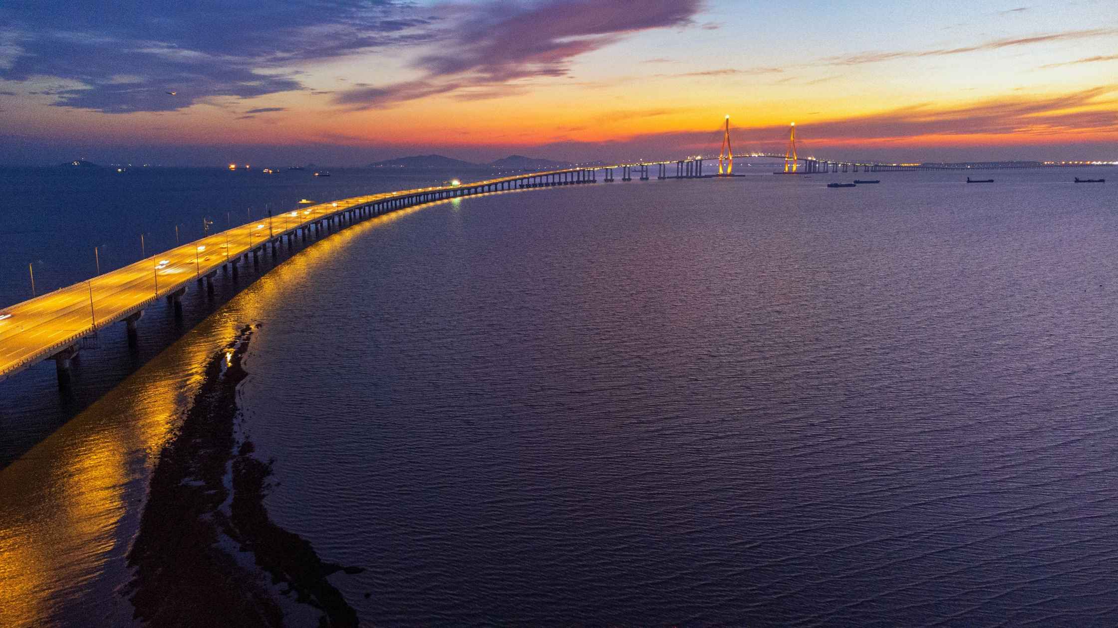 At sunset, Incheon Bridge reflects the city’s identity as a gateway shaped by movement, coastlines and connection. © Shutterstock/Chan008
