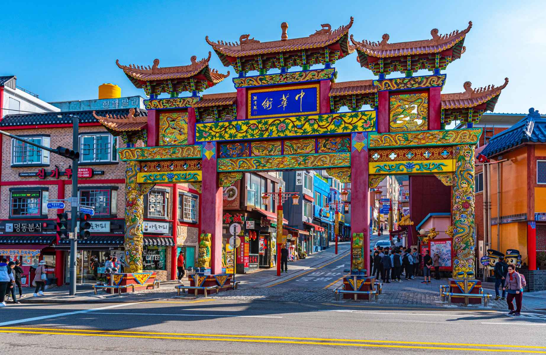 Incheon Chinatown traces the city’s history as a port open to the world, where generations of Chinese immigrants helped shape Korea’s culinary landscape. © Shutterstock/trabantos 