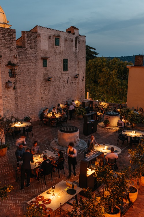 The restaurant terrace. © Pelegrini