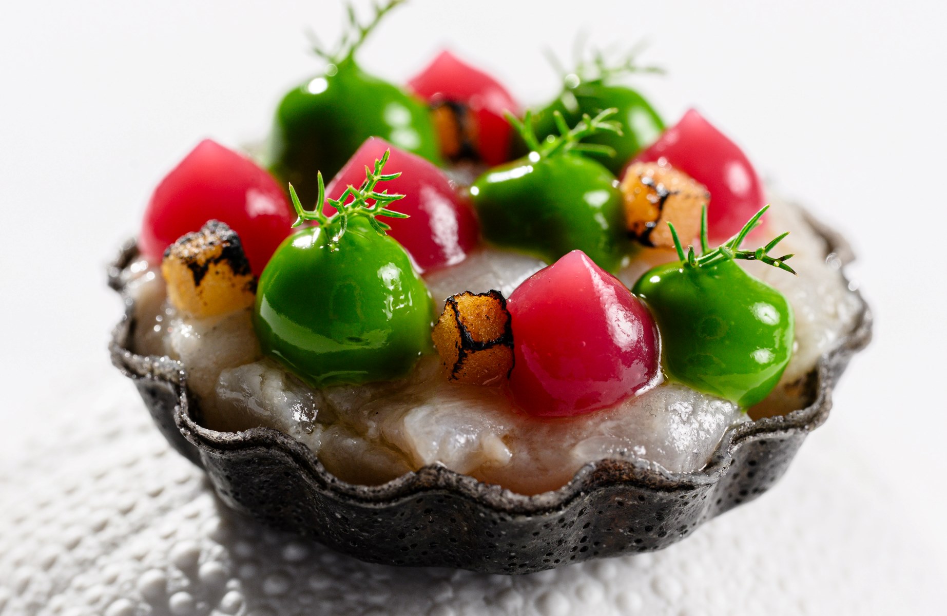 Saur: crisp tartlet, vinegar-marinated fish, saur gel, parsley cream, butter-cooked apple, wild fennel. © Boškinac