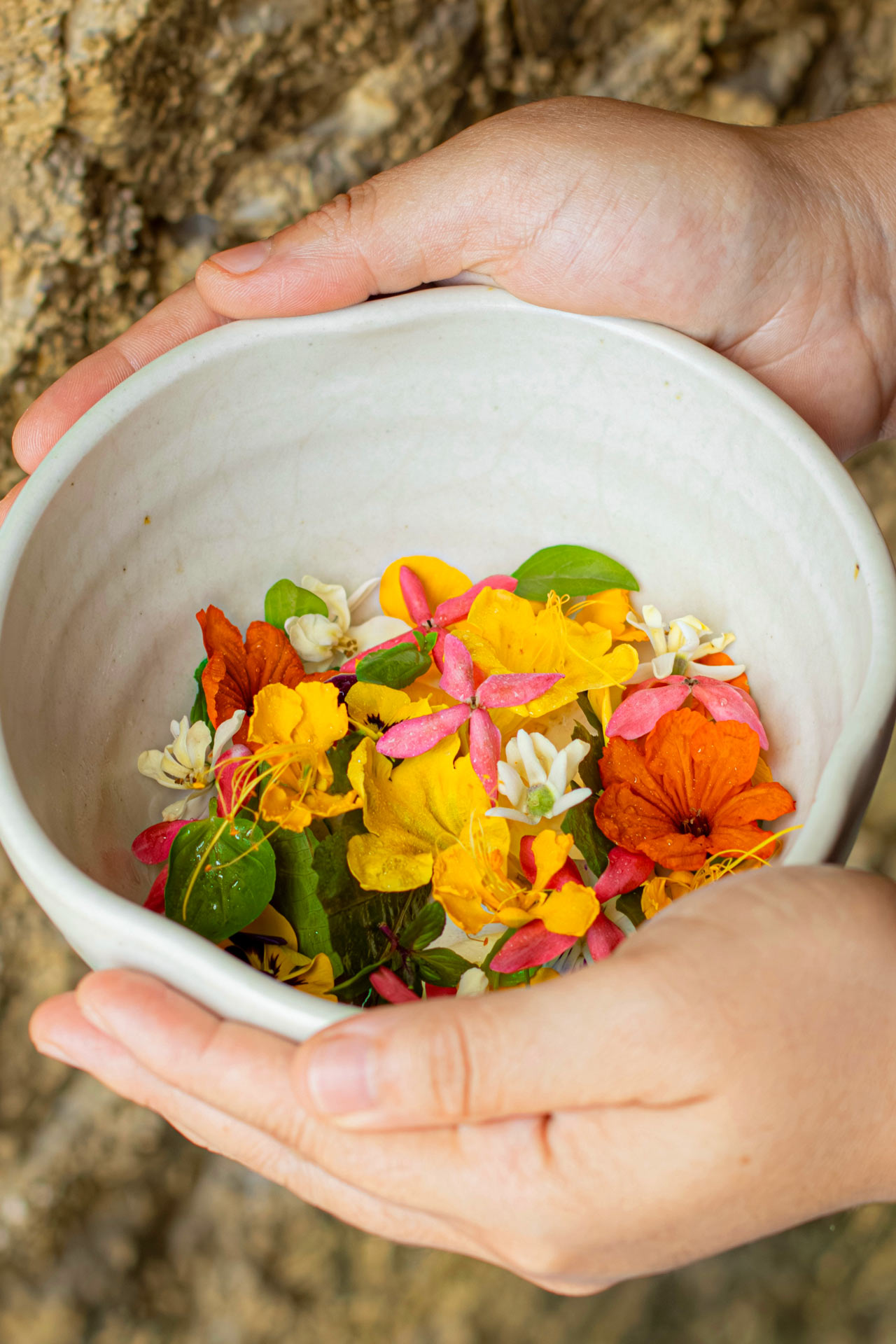 Setting the scene with local flowers. © Maria Jose Garza/Huniik