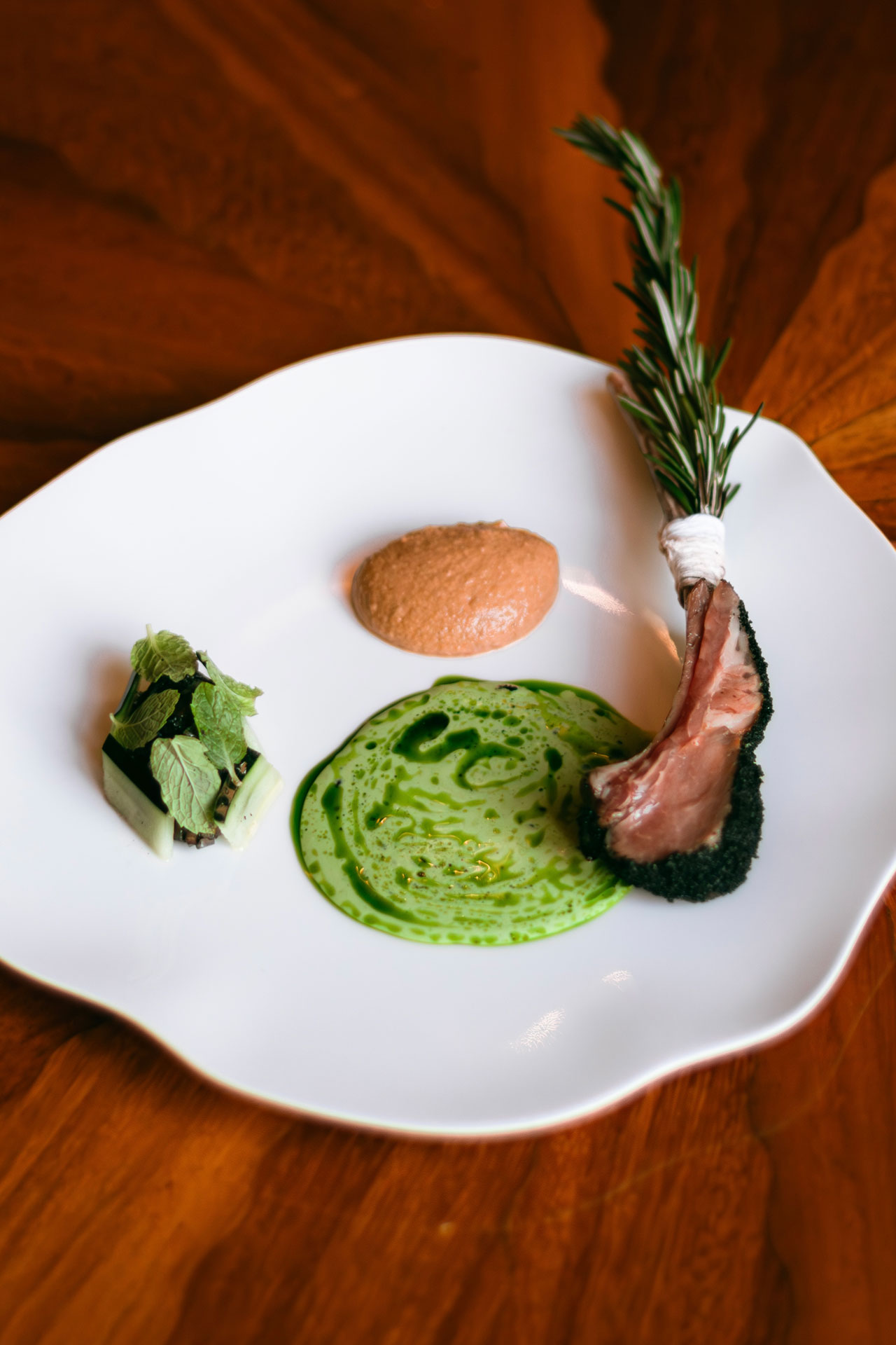 Serving the tasting menu. © Maria Jose Garza/Huniik