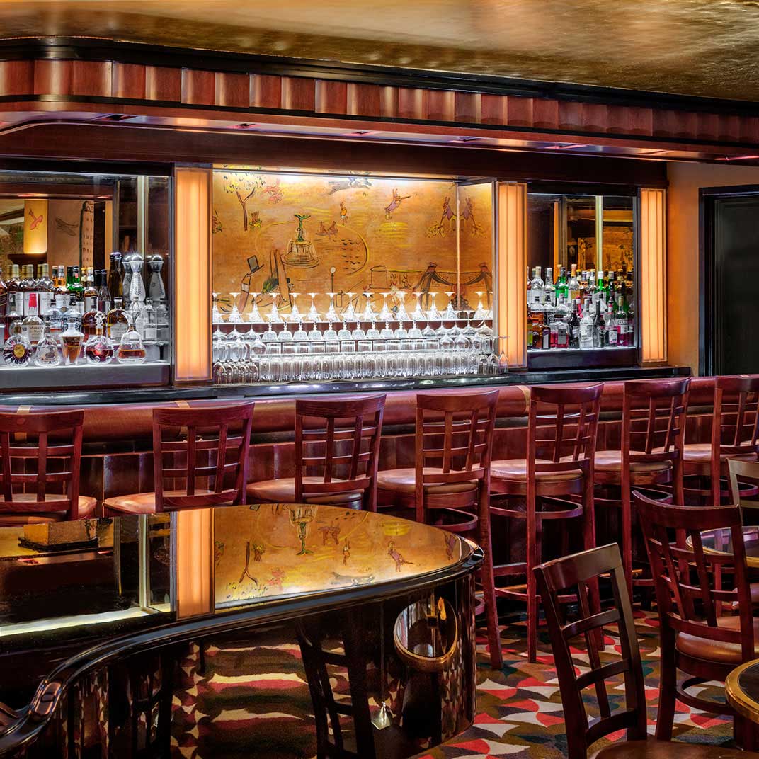 Outsiders wait hours to see the famous murals at Bemelman's Bar. © The Carlyle, A Rosewood Hotel