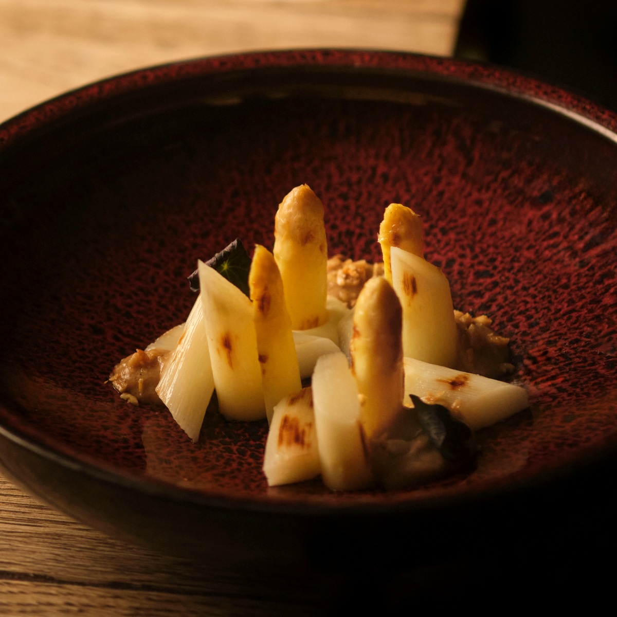 Esparrago, toffee de coliflor y piñones, otro plato tratado con extrema delicadeza. © José Manuel Pascua/Bambú