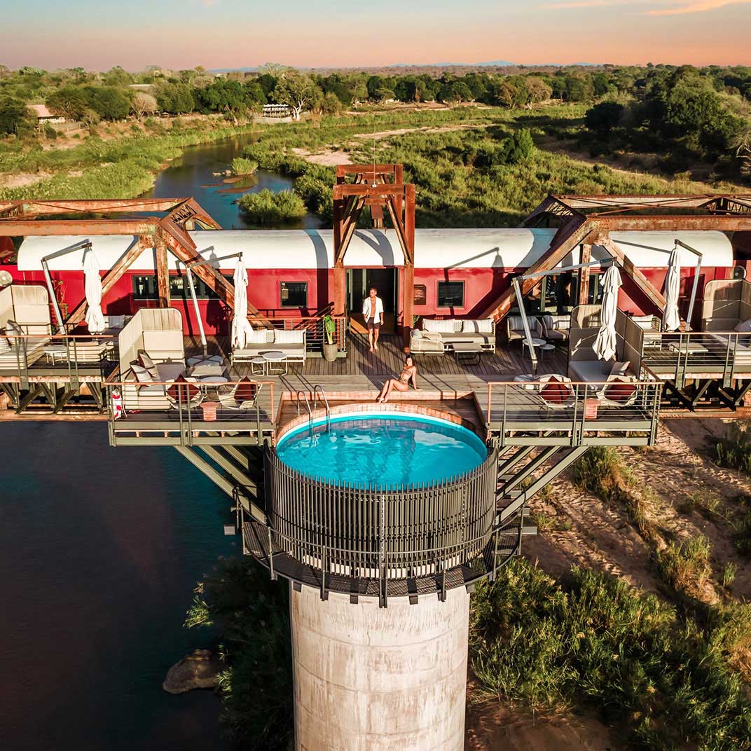 Sleeping suspended above the river in a train car has never been so luxurious. © Kruger Shalati